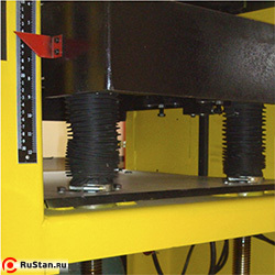 Рабочий стол перемещается по четырем направляющим, которые защищены кожухами. фото №5 Рабочий стол перемещается по четырем направляющим, которые защищены кожухами. фото №5