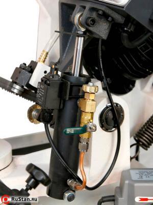 Пильная рама поднимается вручную, а опускается за счет механизма гидроразгрузки. Скорость опускания регулируется дросселем расположенным на гидроцилиндре. фото №5 METAL MASTER BSM-170E фото №5