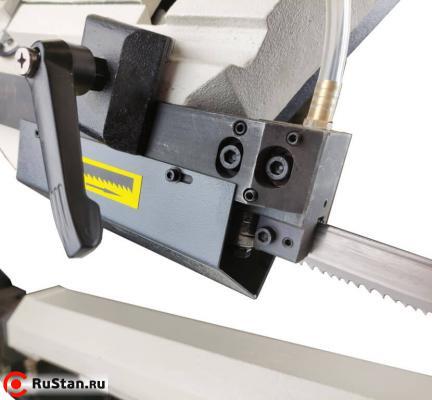 Перпендикулярное положение полотна обеспечивается за счёт направляющих. Вылет можно изменять под размеры заготовки. фото №16 METAL MASTER BSM-250 SAF фото №16