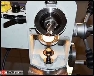 Рабочая зона оснащена направленной подсветкой. Хорошо видна шкала угла наклона фрезерной головки (± 45 градусов). фото №21 BF 20 Vario фото №21