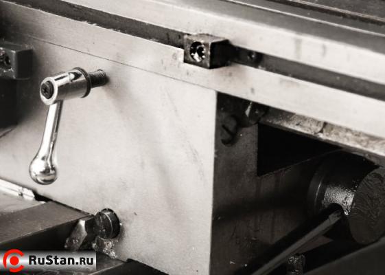 В паз рабочего стола устанавливаются передвижные планки, задающие границы его перемещения. фото №15 В паз рабочего стола устанавливаются передвижные планки, задающие границы его перемещения. фото №15