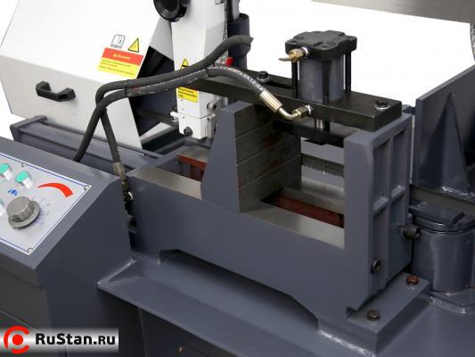 За надежное закрепление заготовки на станке отвечают гидравлические тиски c устройством для пакетной резки (при необходимости устройство для пакетной резки можно снять). Они приводятся в движение с помощью кнопок на панели управления и надежно фиксируют заготовку. фото №15 METAL MASTER MGH-350Z фото №15