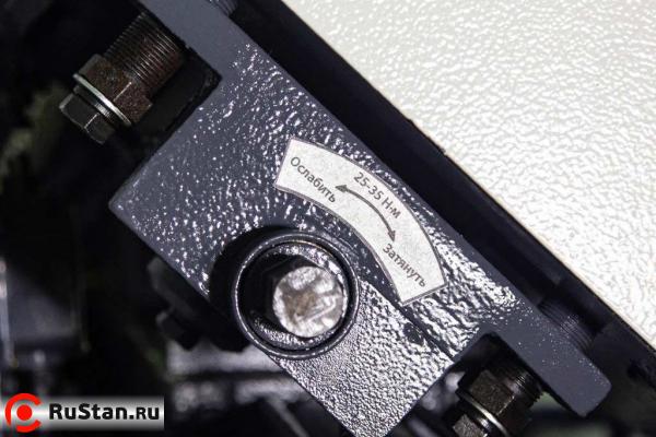 Натяжение пилы выполняется динамометрическим ключом с тензометром. Благодаря контролю натяжения полотна удаётся получать стабильное качество реза. фото №6 METAL MASTER MGH-350 фото №6