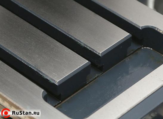 Рабочий стол оснащен Т - образными пазами для установки прижимного оборудования. фото №9 Рабочий стол оснащен Т - образными пазами для установки прижимного оборудования. фото №9