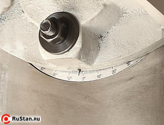 Фрезерная головка может наклоняться вокруг продольной оси вправо и влево ± 90°. Угол поворота отображается на линейке. фото №2 Фрезерная головка может наклоняться вокруг продольной оси вправо и влево ± 90°. Угол поворота отображается на линейке. фото №2