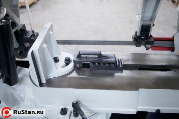 Зажимной рычаг с обратной стороны тисков, для поворота рамы на любой угол от 0° до 45° фото №30 Stalex BS-1018R фото №30